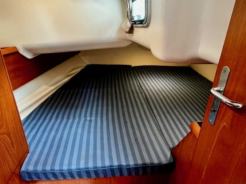 37' Jeanneau aft stateroom2