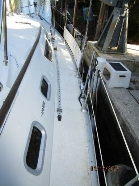 37' Jeanneau starboard side deck