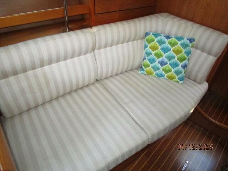 37' Jeanneau salon port seating