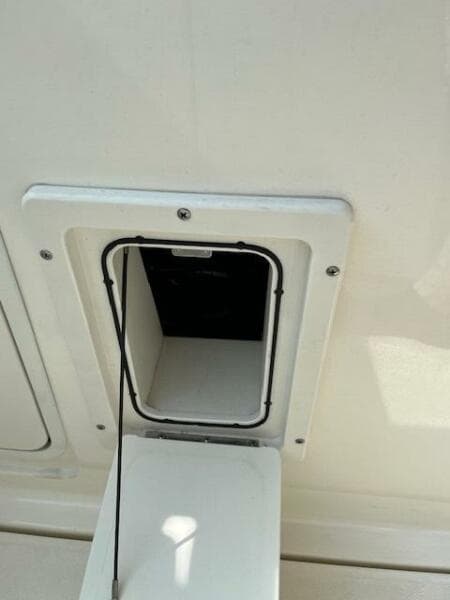 2018 Boston Whaler 270 Vantage storage compartment.