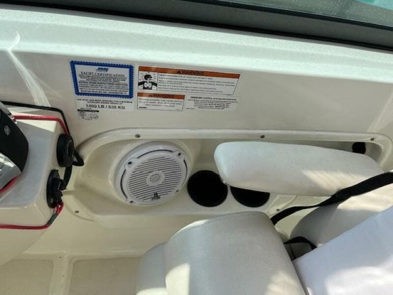 Boston Whaler 270 Vantage 2018 boat interior with speaker and seating.