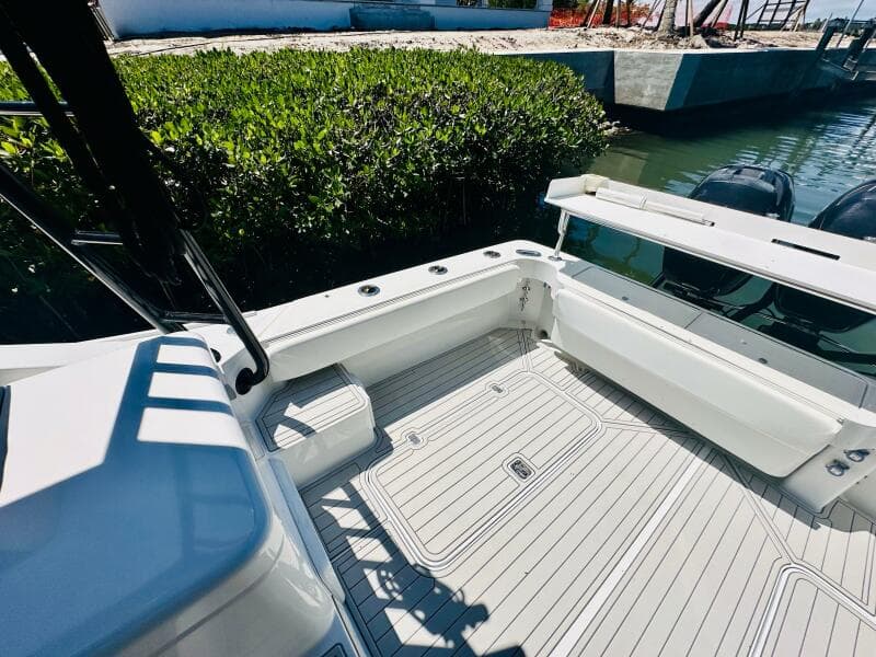 2000 Luhrs Tournament 320 Open boat deck with seating and storage compartments.