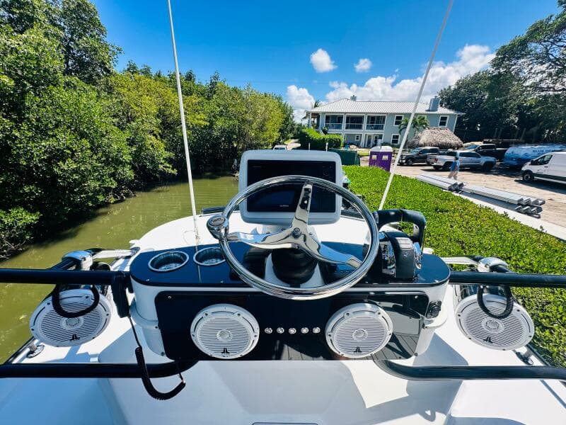2000 Luhrs Tournament 320 Open boat helm with steering wheel and electronics.
