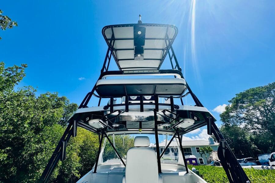 2000 Luhrs Tournament 320 Open boat with tower under clear blue sky.