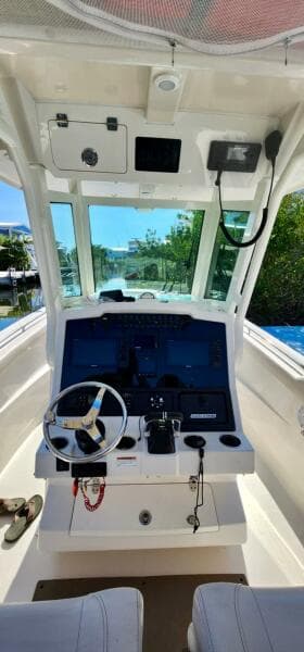2021 Sailfish 272 CC boat cockpit with modern navigation equipment.