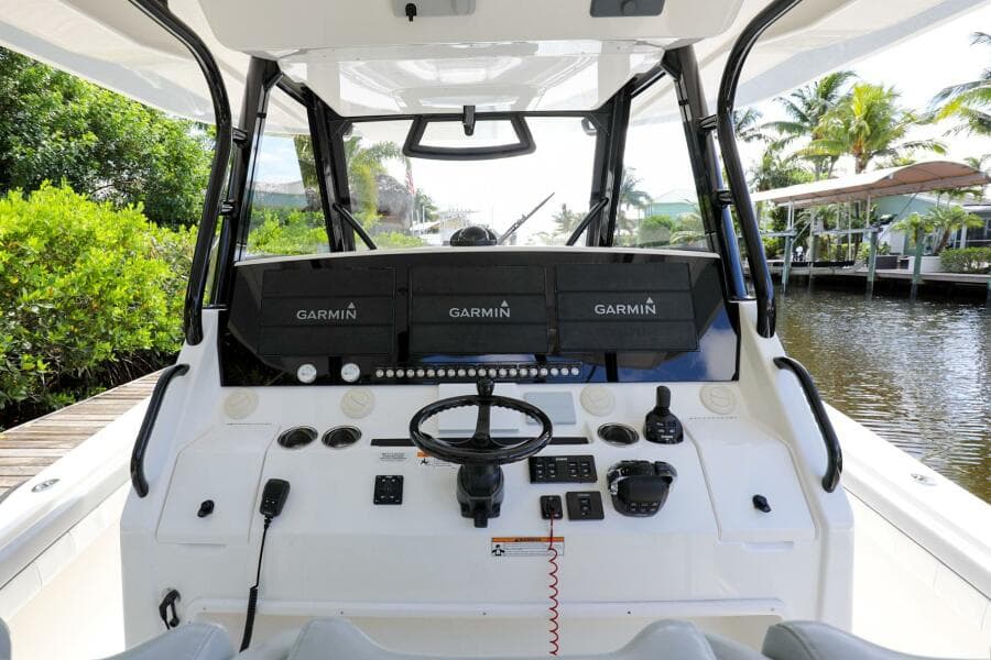 2020 Regulator 41 boat helm with Garmin navigation systems.