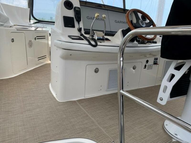2006 Sea Ray 52 Sedan Bridge helm with Garmin navigation and beige carpet.