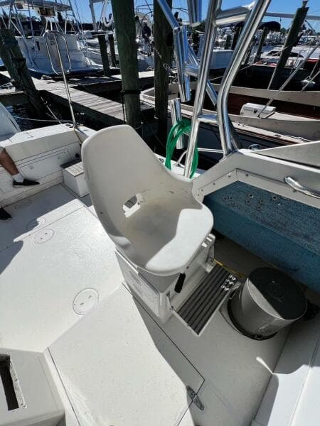 1988 Grady-White 25 SAILFISH boat interior with seating and fishing equipment.
