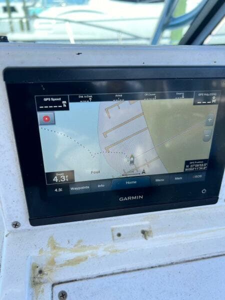 Garmin GPS display on 1988 Grady-White 25 SAILFISH boat dashboard.