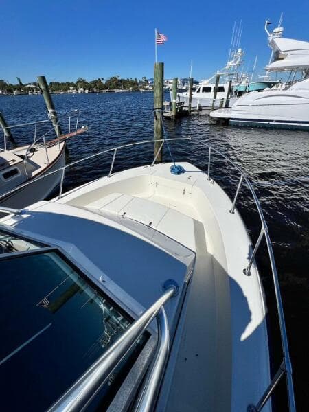 1988 Grady-White 25 SAILFISH boat docked in marina under clear blue sky.
