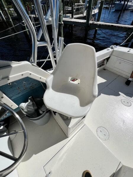 1988 Grady-White 25 Sailfish boat cockpit with white captain's chair and steering wheel.