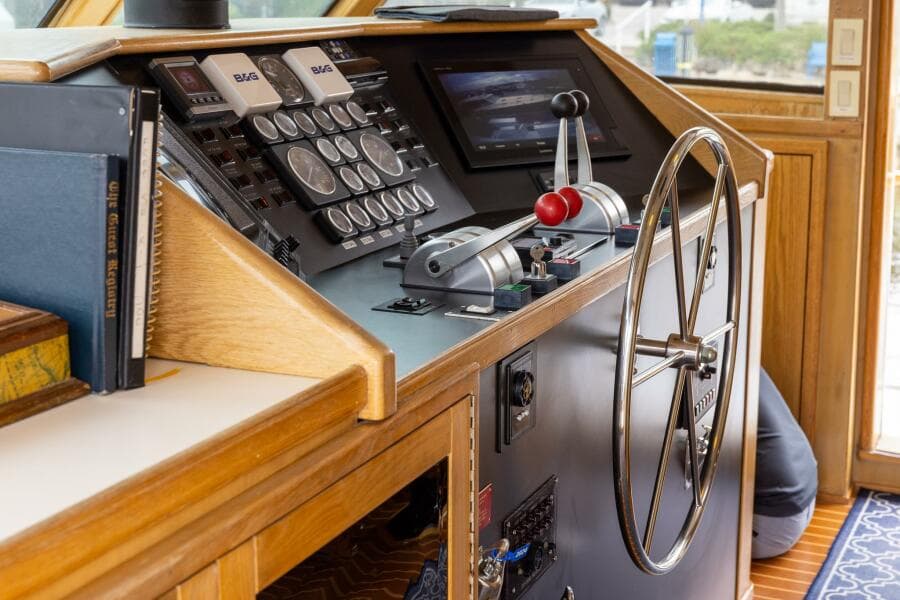1989 Hatteras 80 Cockpit Motor Yacht