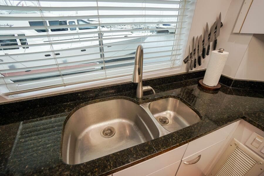 1989 Hatteras 80 Cockpit Motor Yacht