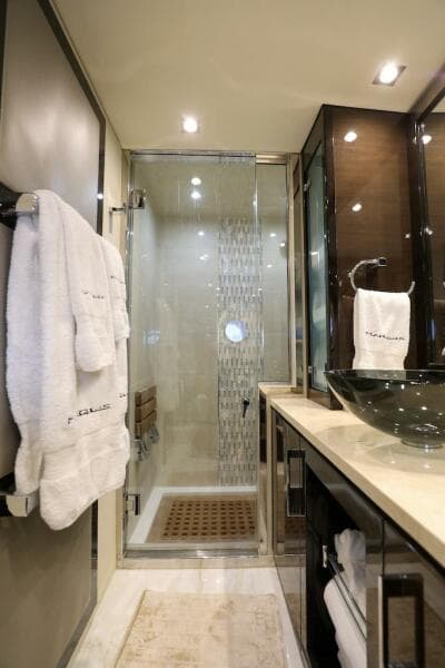 2016 Marquis 660 Sport Yacht