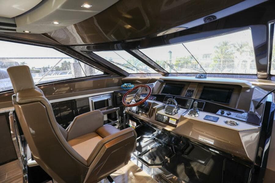 2016 Marquis 660 Sport Yacht
