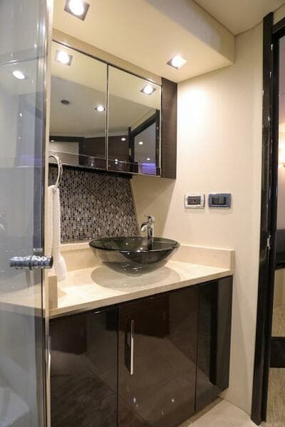 2016 Marquis 660 Sport Yacht