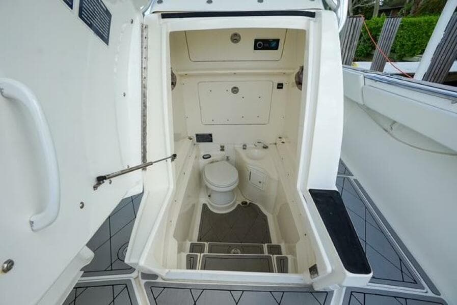 2007 Spectre 37 Center Console
