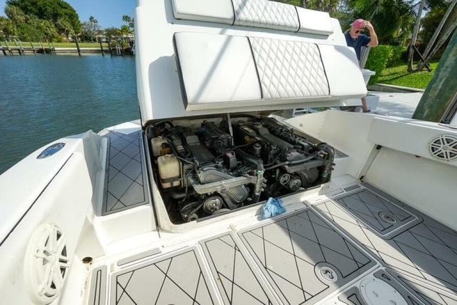 2007 Spectre 37 Center Console