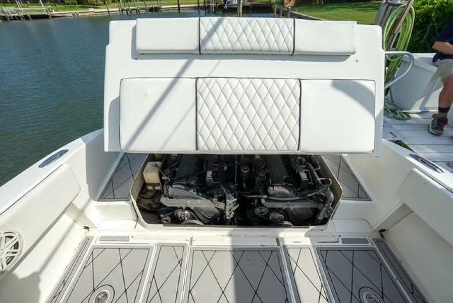 2007 Spectre 37 Center Console