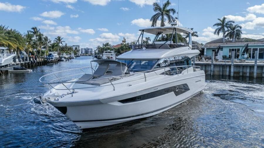 2021 Prestige 520 Flybridge