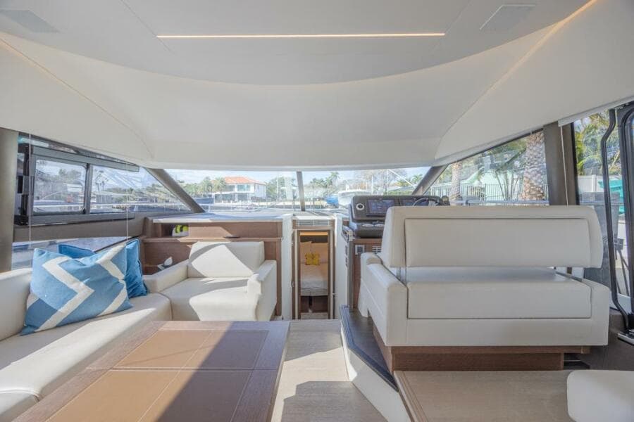 2021 Prestige 520 Flybridge