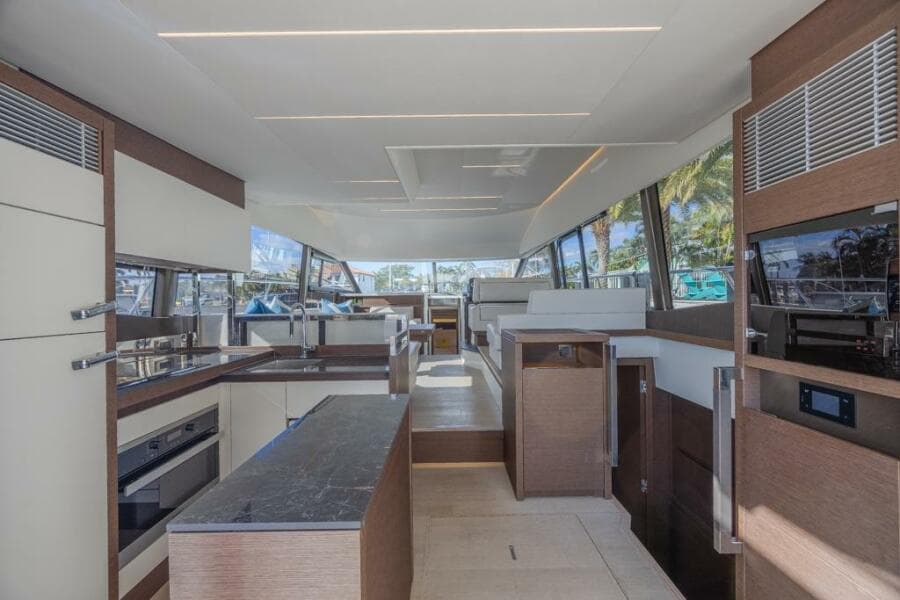 2021 Prestige 520 Flybridge