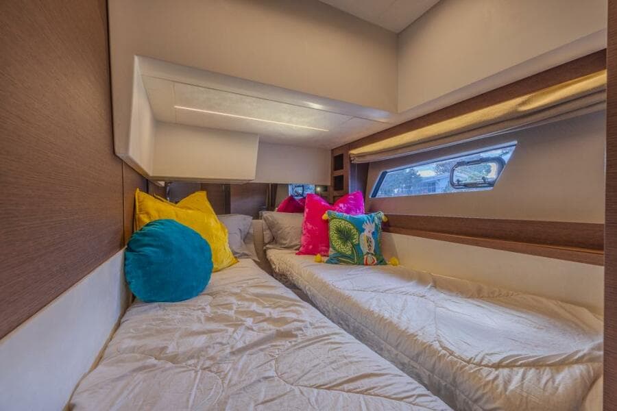 2021 Prestige 520 Flybridge