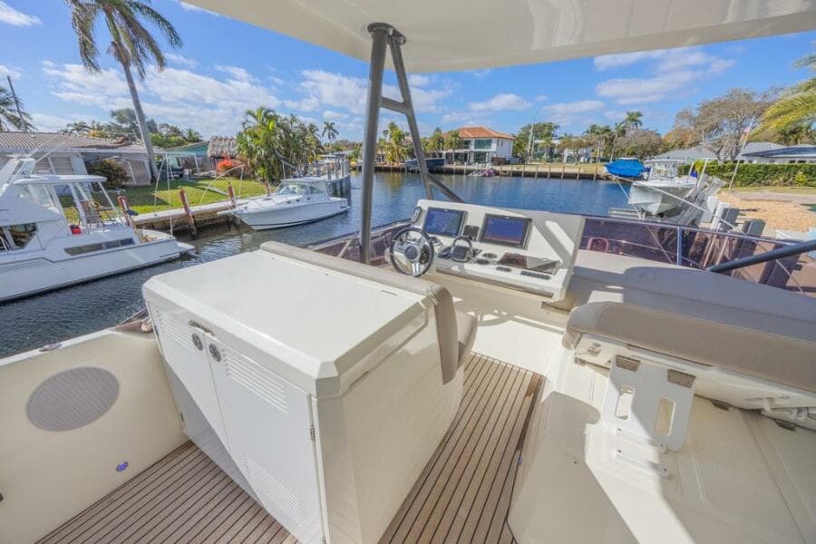 2021 Prestige 520 Flybridge