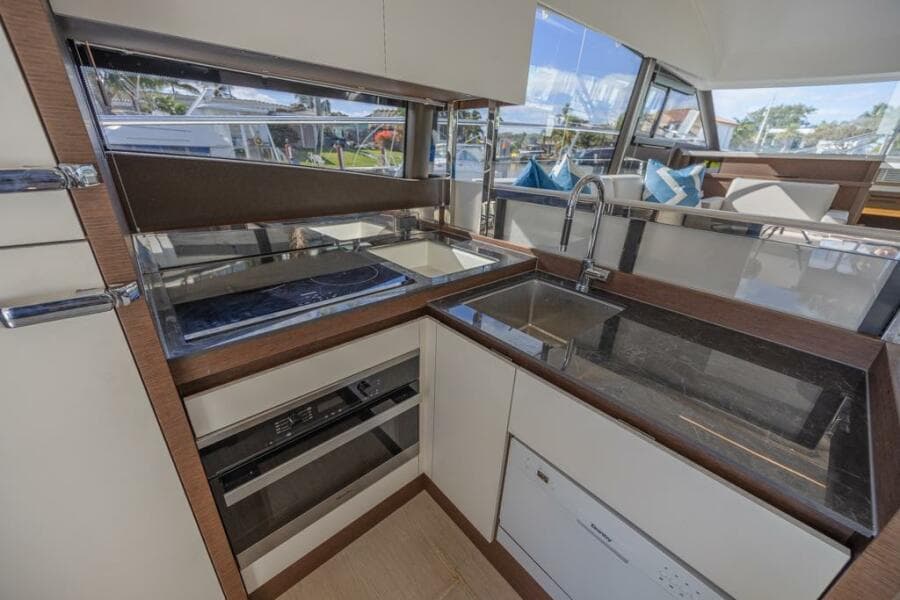2021 Prestige 520 Flybridge