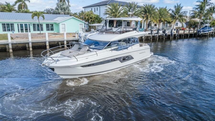 2021 Prestige 520 Flybridge