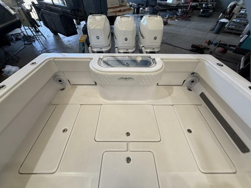 2022 Invincible 39 Open Fisherman Cockpit w/ Jump Seats Closed
