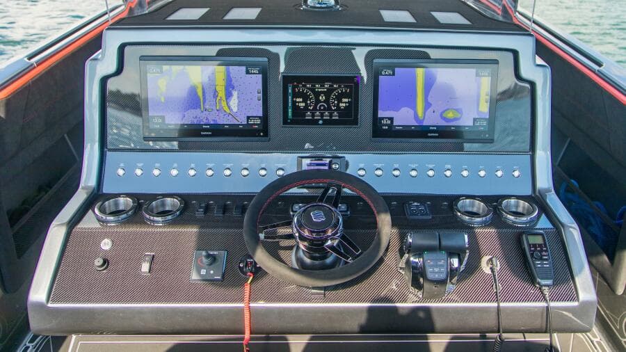 Helm Electronics Close-Up