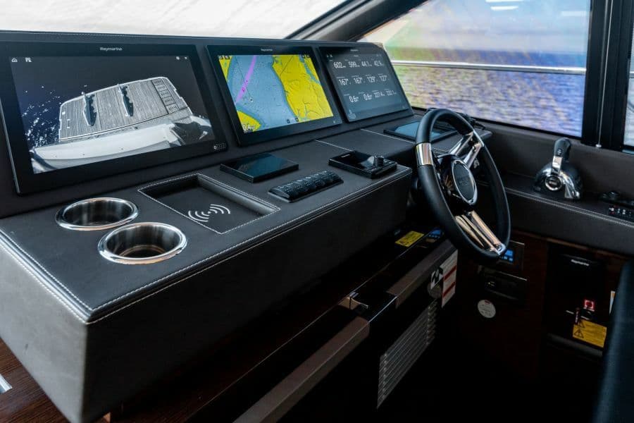 2020 Prestige 630 FB  Helm 3