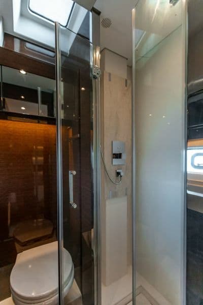 2020 Prestige 630 FB  Guest Head 1