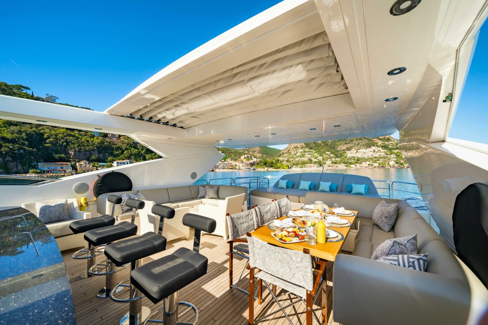 2014 Sunseeker Sunseeker 115 Sport Yacht - Photo 9