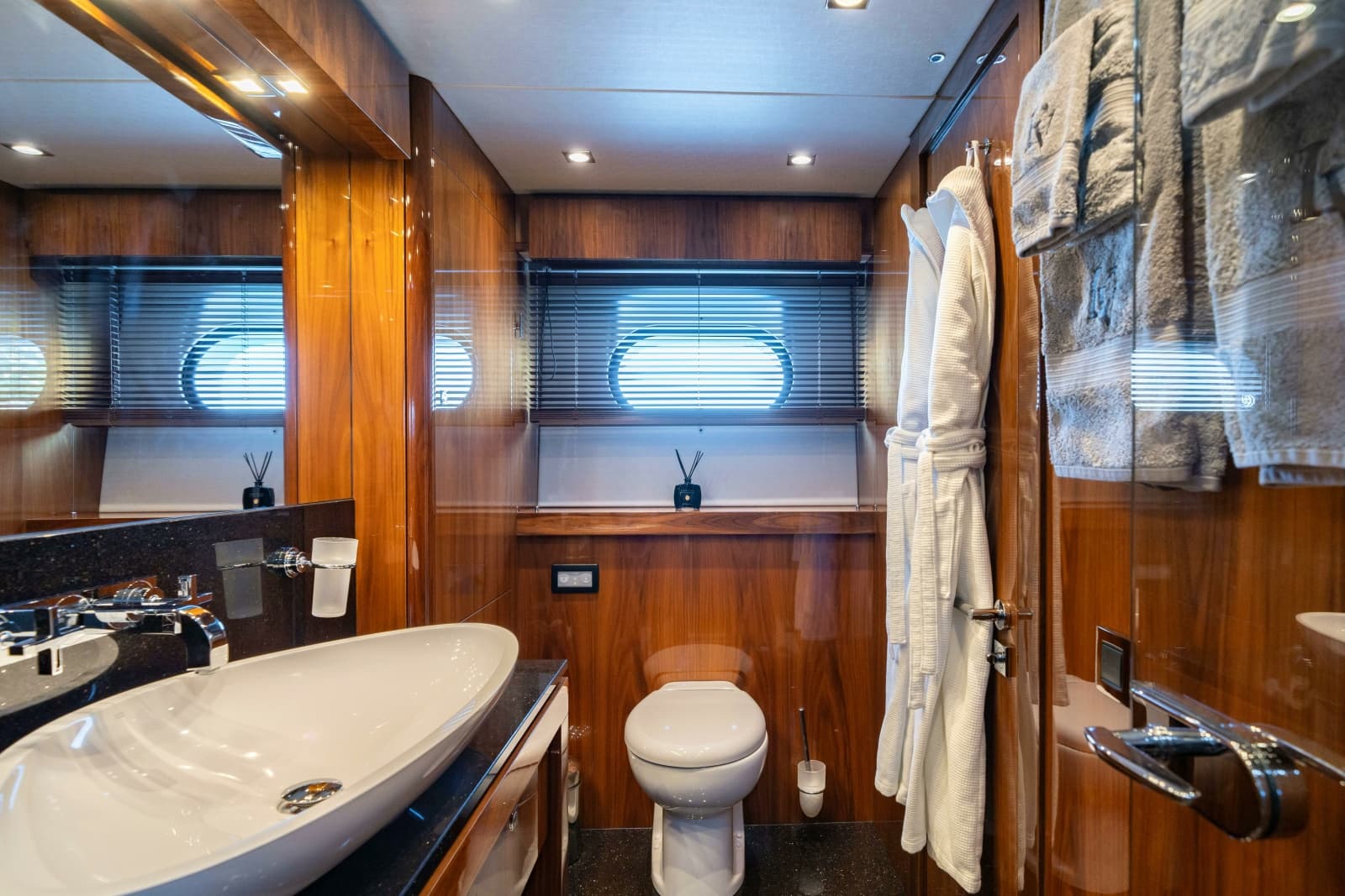 2014 Sunseeker Sunseeker 115 Sport Yacht - Photo 21