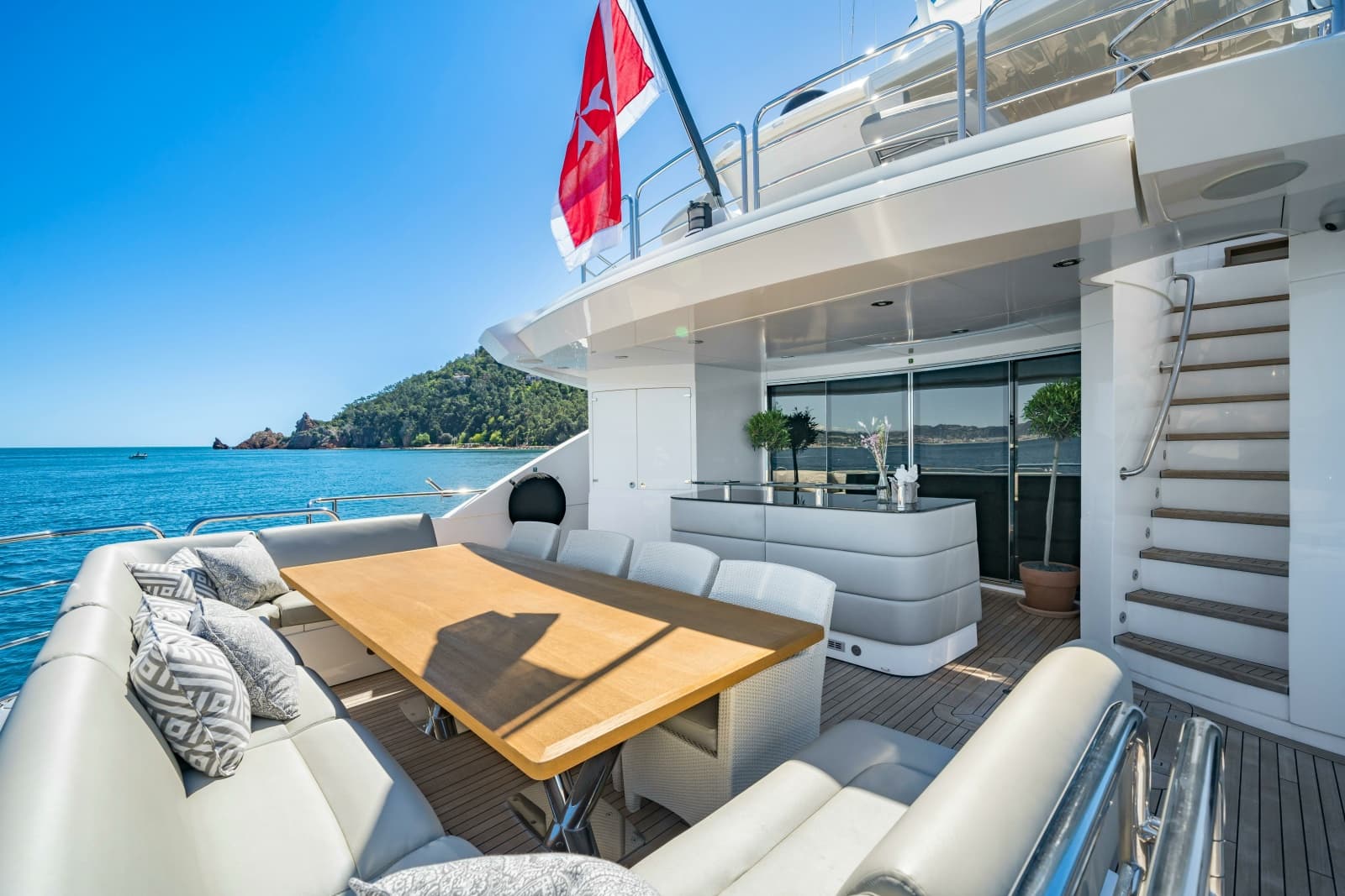2014 Sunseeker Sunseeker 115 Sport Yacht - Photo 2