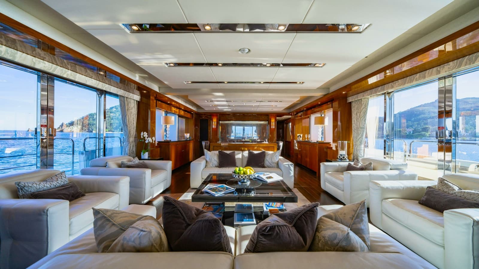 2014 Sunseeker Sunseeker 115 Sport Yacht - Photo 12