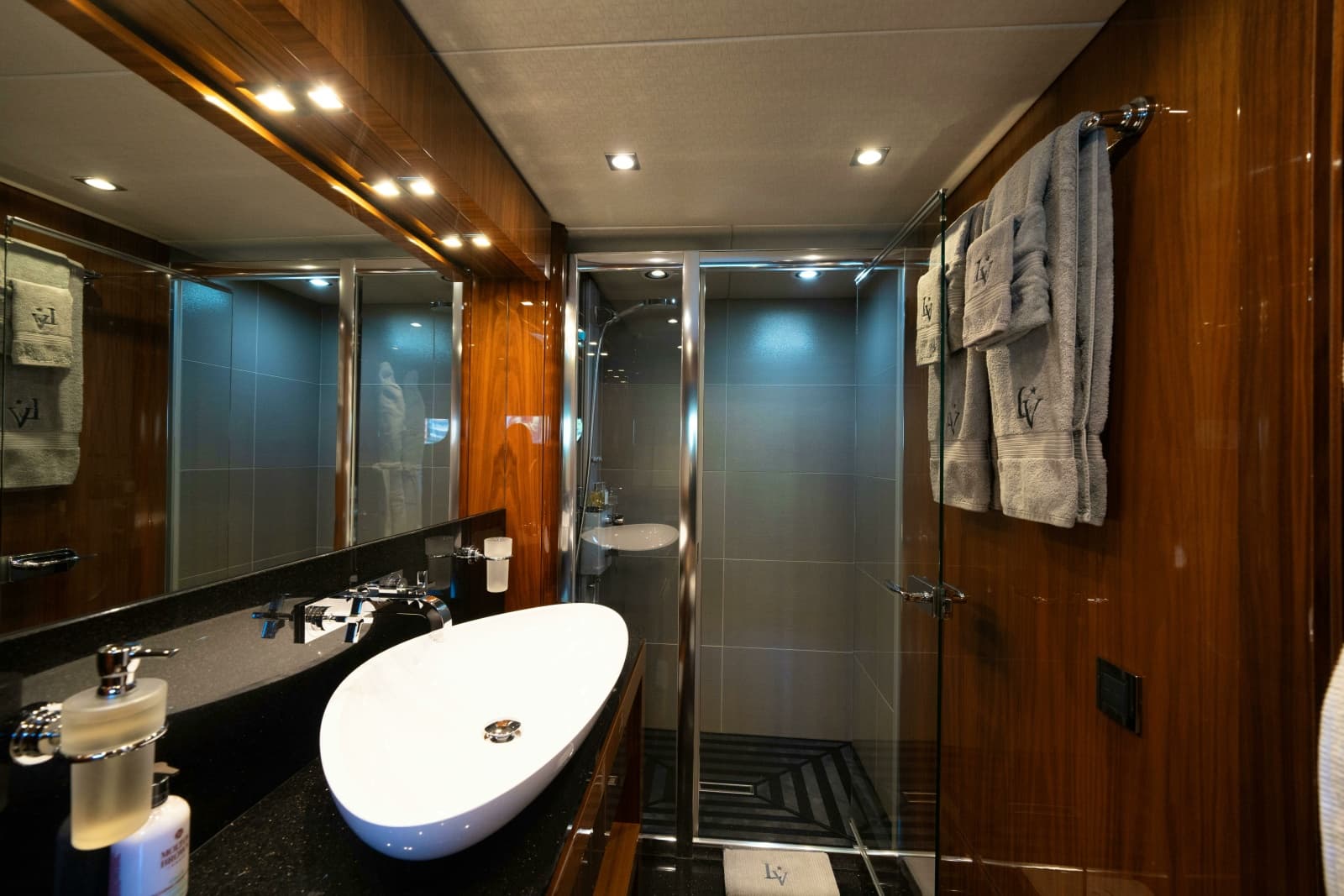 2014 Sunseeker Sunseeker 115 Sport Yacht - Photo 19