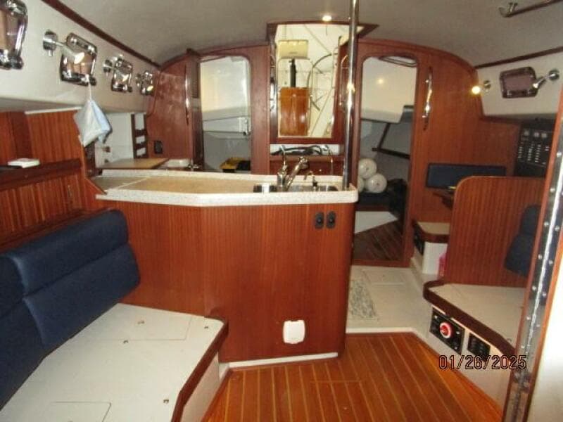40' Blue Jacket salon aft