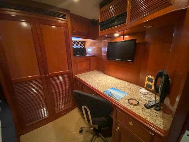 2005 Offshore Yachts 