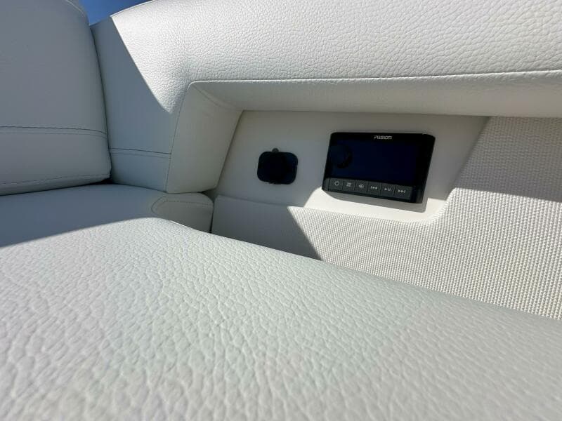  2025 Tiara Yachts 60 EX - Radio Control