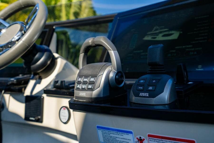 Absolute 64 - Kingship - Flybridge Helm