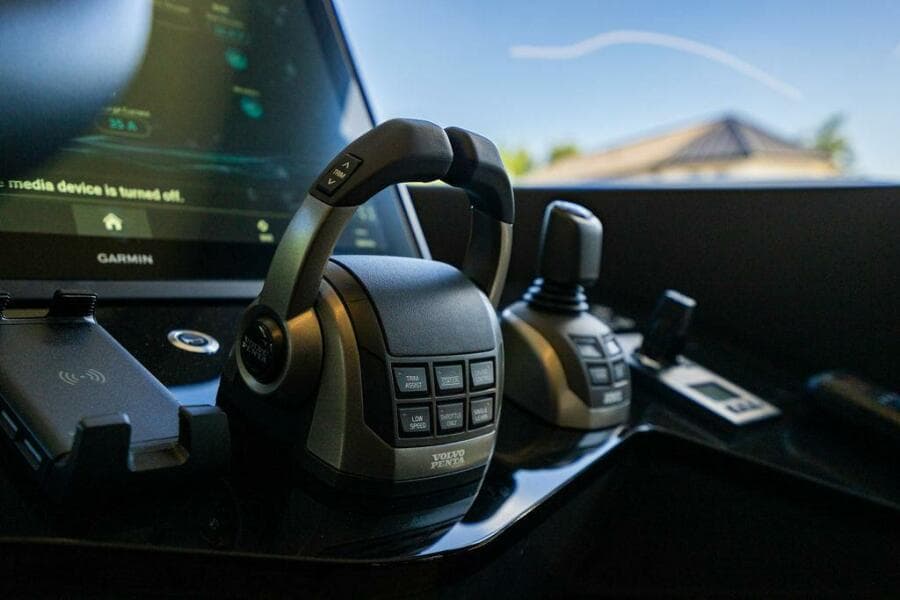 Absolute 64 - Kingship - Helm