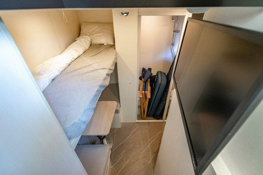 Absolute 64 - Kingship - Crew