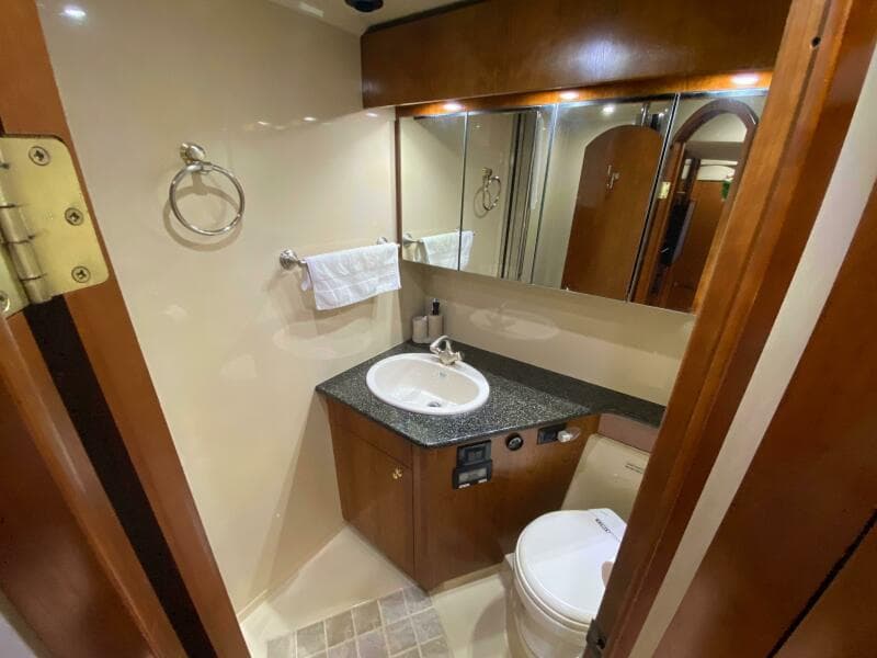 2006 Cruisers Yachts 52 Express - Photo 14