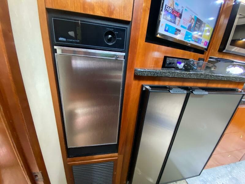 2006 Cruisers Yachts 52 Express - Photo 33