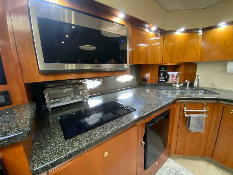 2006 Cruisers Yachts 52 Express - Photo 31