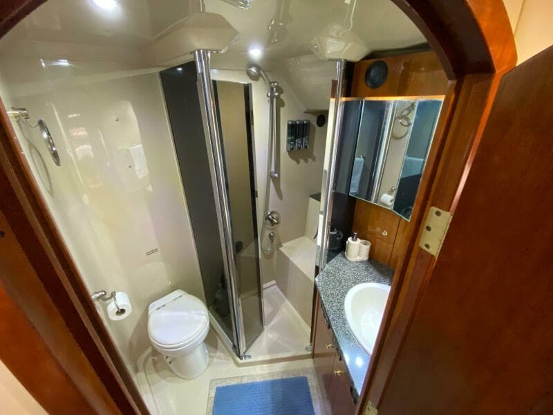 2006 Cruisers Yachts 52 Express - Photo 22