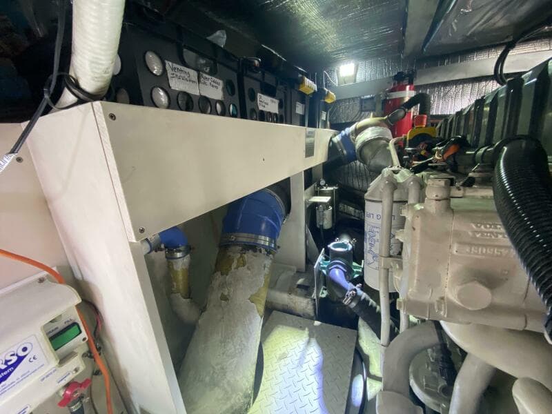 2006 Cruisers Yachts 52 Express - Photo 73